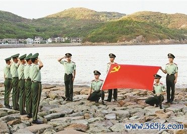 武警浙江总队舟山支队某中队党员重温入党誓言。许少迪摄